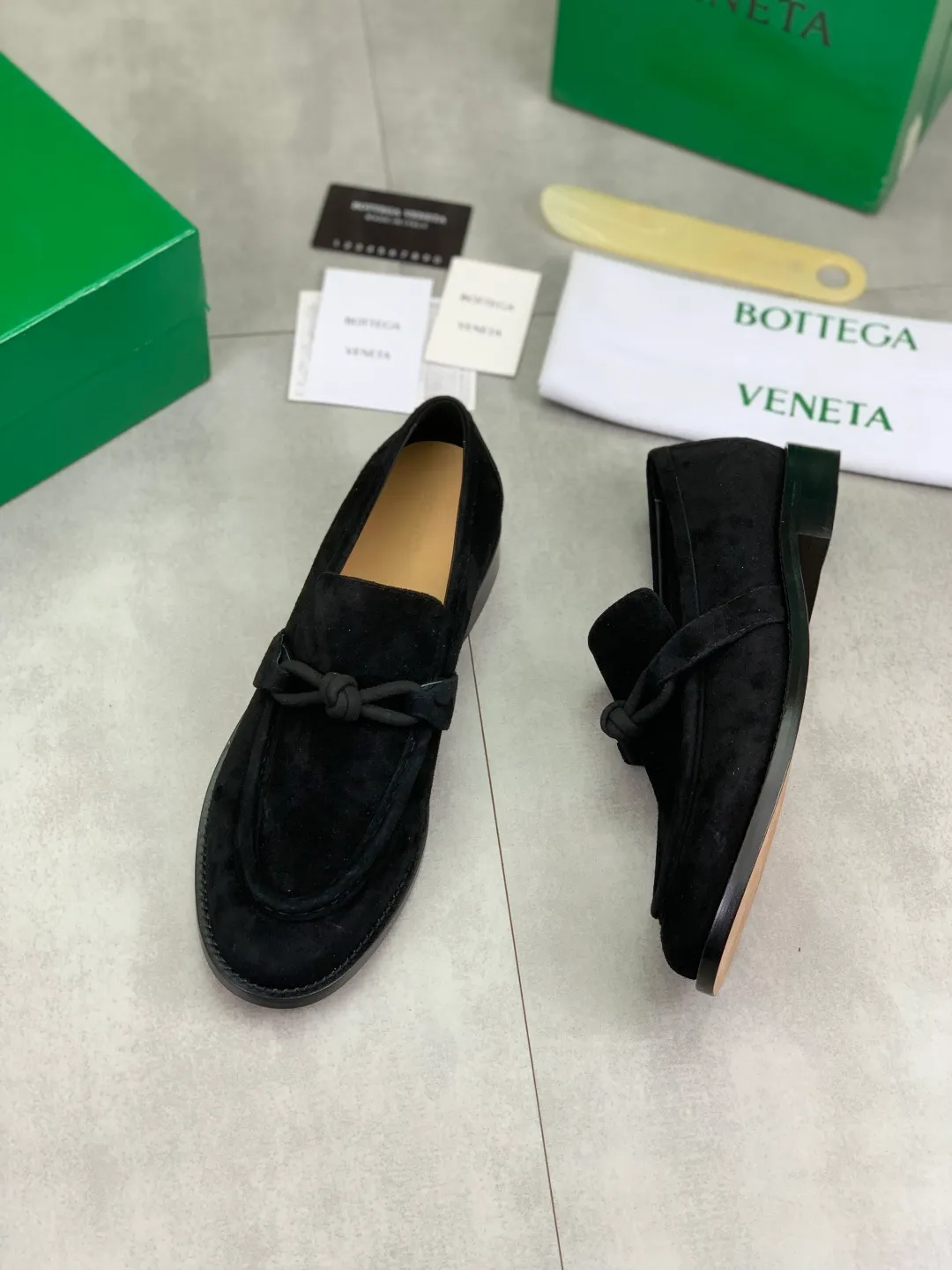 Men's shoes 💰P820 [New model] (genuine leather outsole) water-dyed cow lining 💰High-quality business couple leather shoes 💎💎💎 BOTTEGA VENETA official website synchronizes the latest top version of BV in the market, accept material comparison, shoe type comparison, process comparison, practical and textured, versatile and suitable for any occasion, the more you look at it, the more flavorful it becomes. Purely hand-knitted craftsmanship - Upper material, calfskin imported from Italy 🇮🇹 - High-quality water-dyed cowhide lining - Original private model customized leather outsole -Size: Female 35-39 (40 ordered) Male 39-44 (38 45 can be customized) Color: Multiple colors available